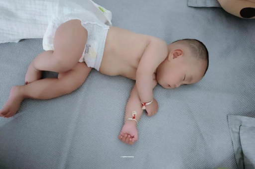 通许宝宝拍嗝的正确方法